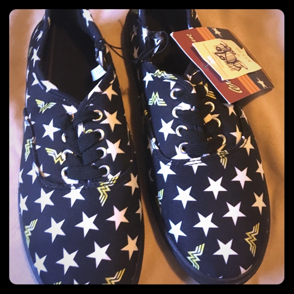 SIZE 8 WONDER WOMAN CANVAS SHOES